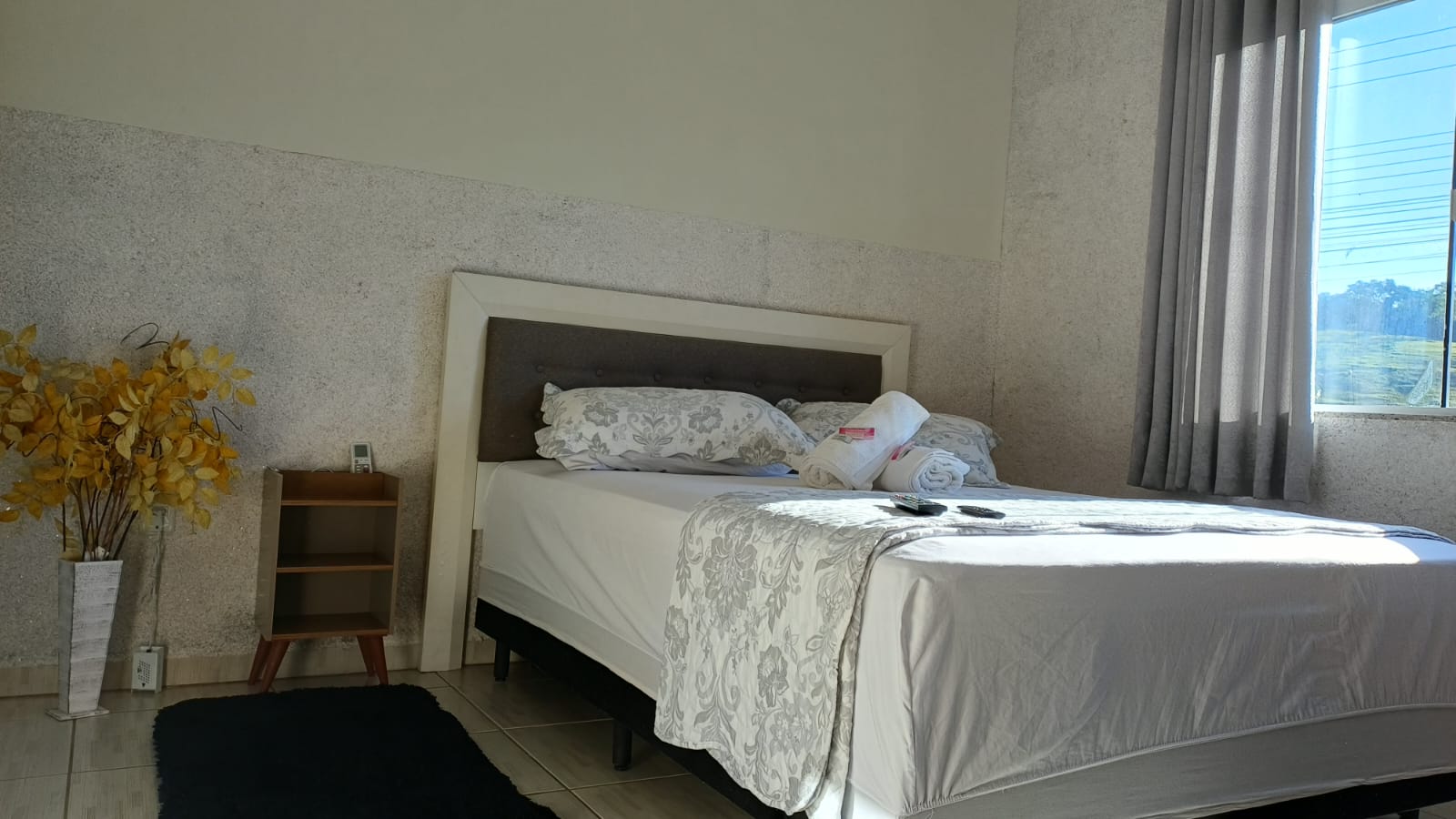 Quarto da Casa Angillyn Suíte com cama de casal e janela